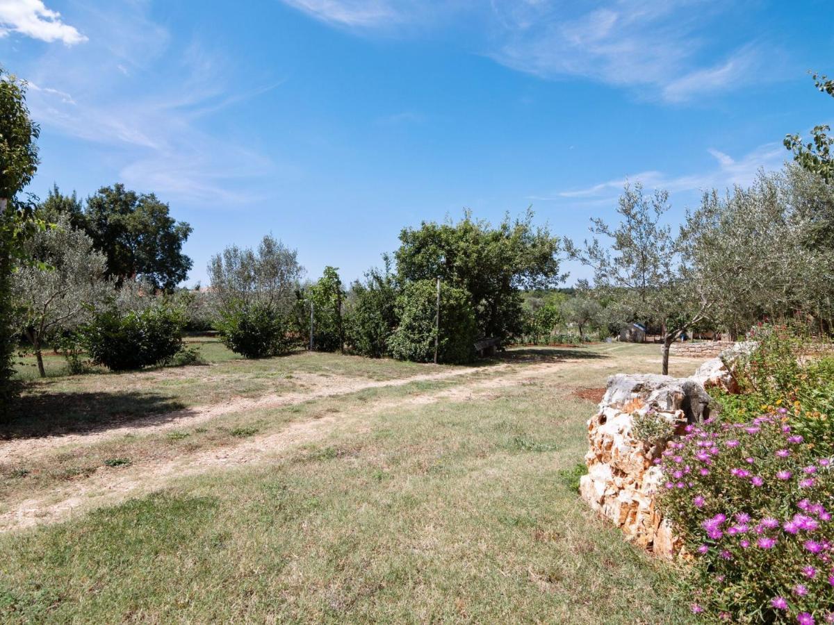 Secluded Apartment In Pore With Garden Poreč Extérieur photo